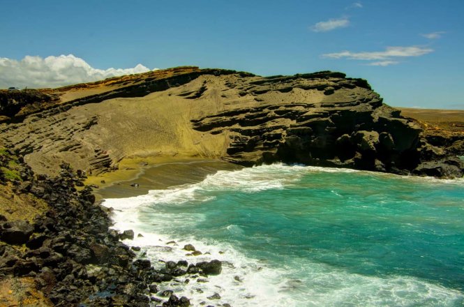 Bãi biển cát xanh ôliu Papakolea hoang sơ ở Hawaii
